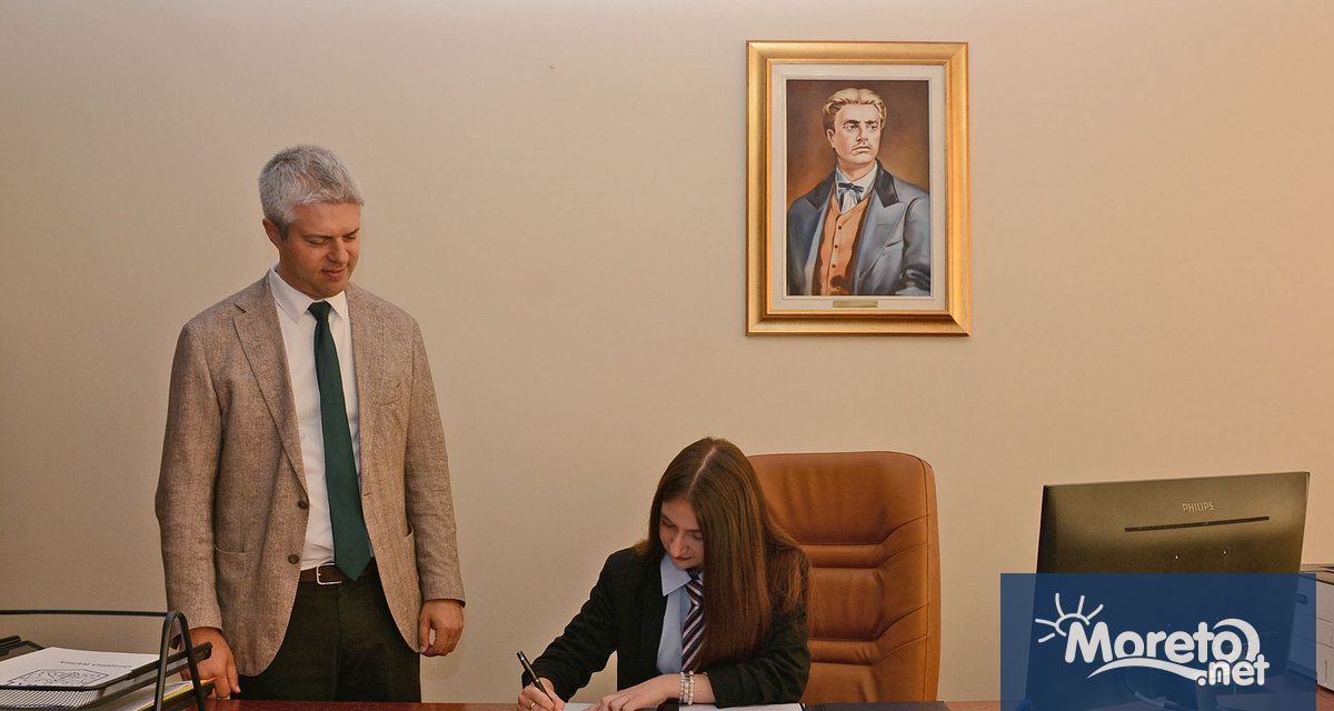 Три млади дами от Варненската търговска гимназия Г С Раковски