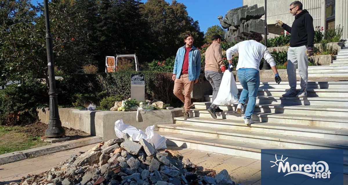 Грамадата от камъни пред сградата на Община Варна е премахната