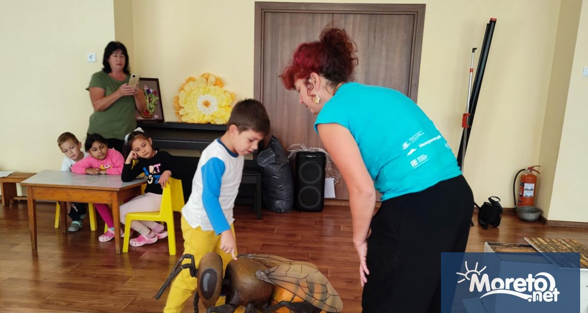 Пчелата Елен част от потегля към училища и детски