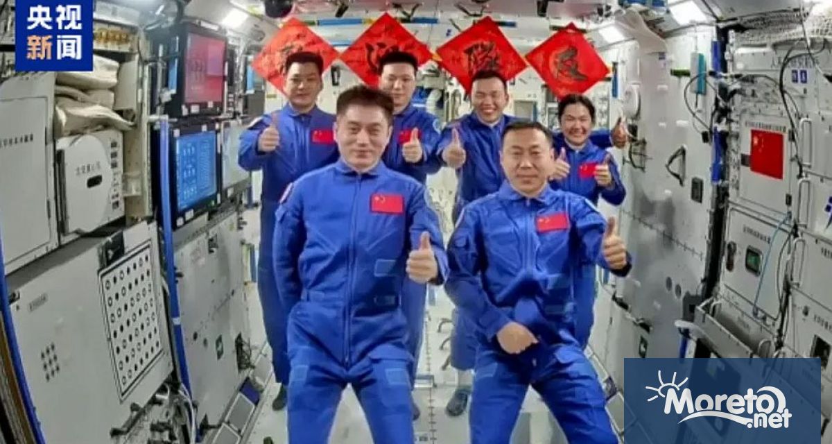 Китайският космически кораб с екипаж от трима души включително първата