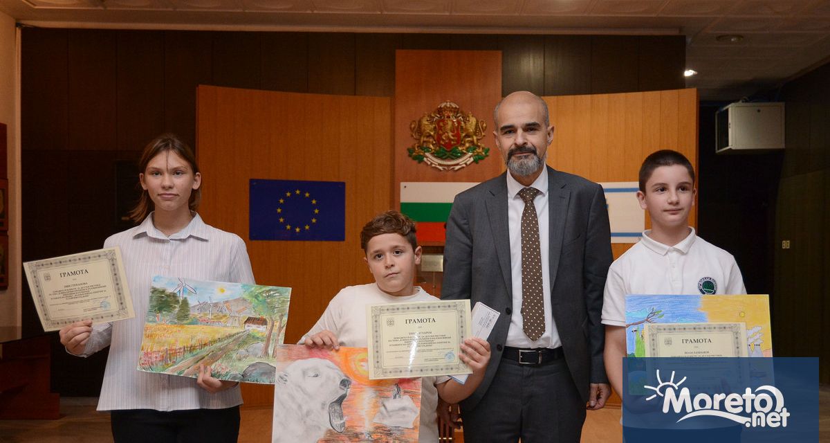Заместник кметът Павел Попов награди победителите в конкурс за детска рисунка