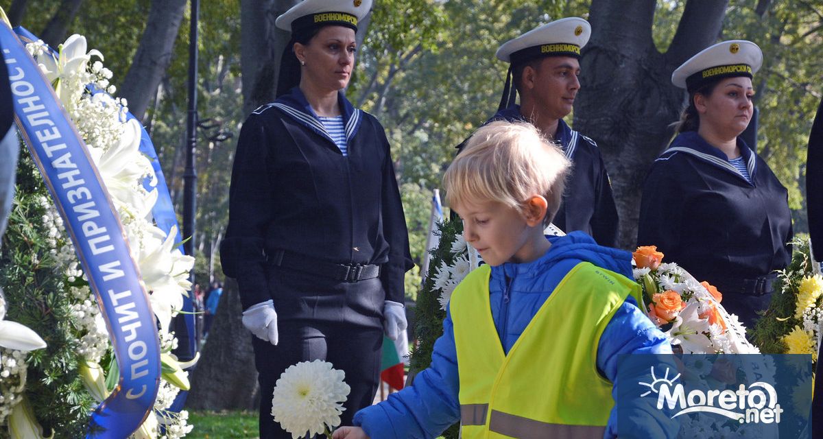 С военен ритуал по полагане на венци и цветя и