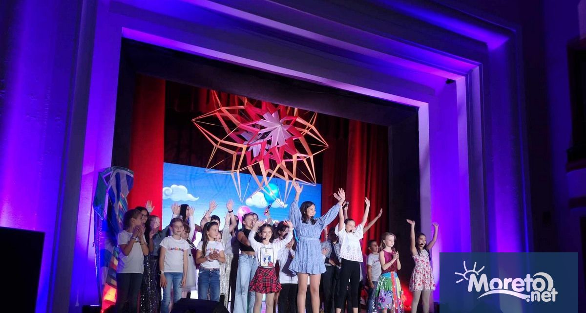 Международният конкурс за песен Златни искри във Варна това е един