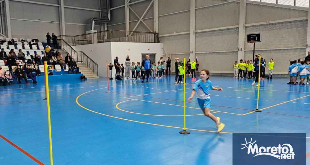 С надпреварата при най малките за 1 клас в залата на