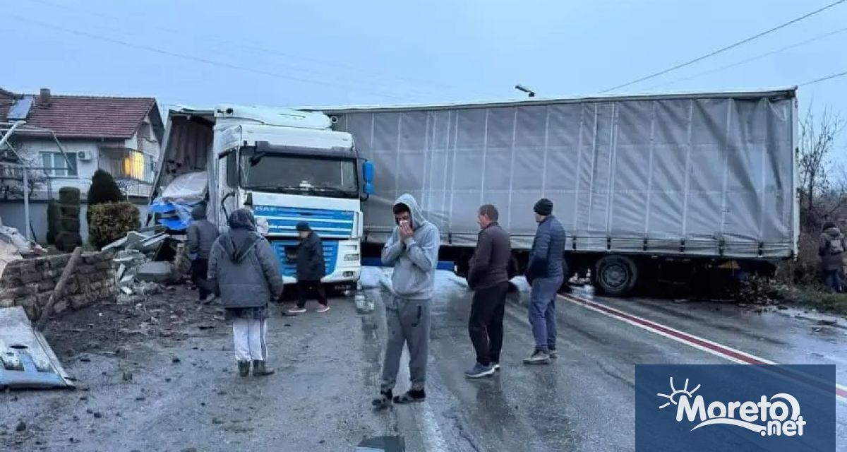Румънски ТИР се е блъснал последователно в ограда и навес