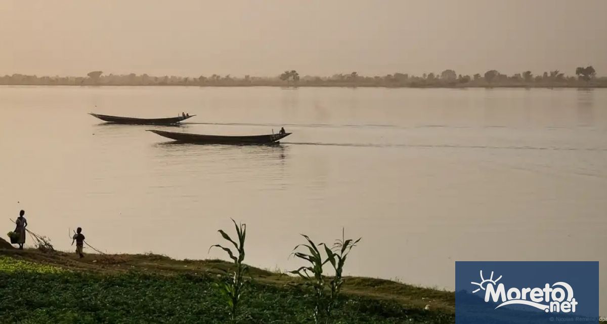 Най малко 27 души са загинали а повече от 100 предимно