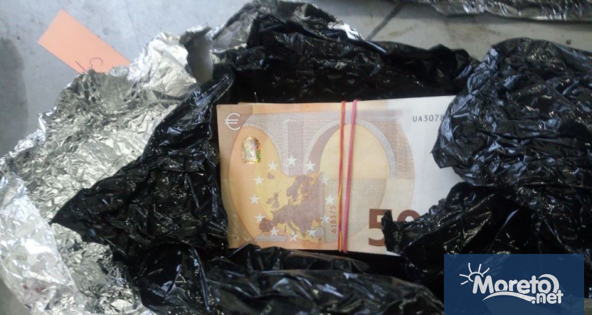 Голяма сума евробанкноти увити като сандвичи са открити при митническа