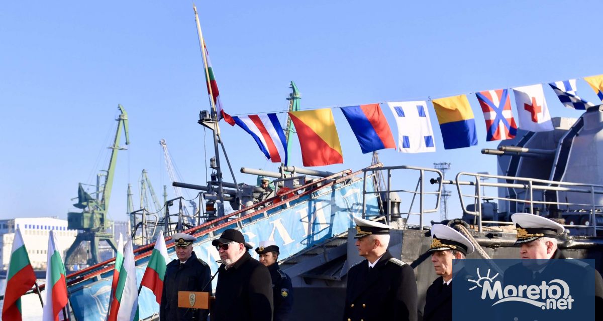 Във Варна отбелязаха 35 години от вдигането на военноморския флаг на ...