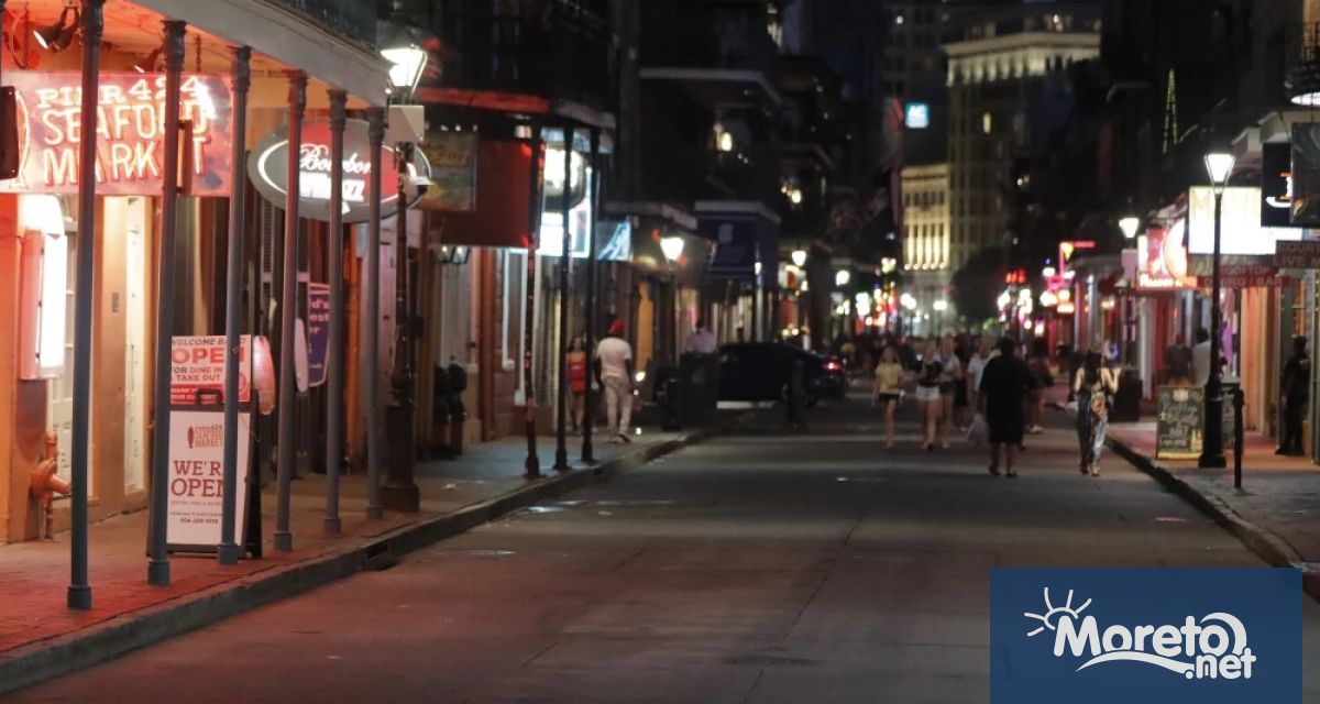 Най малко 10 души загинаха а десетки са ранени след врязване