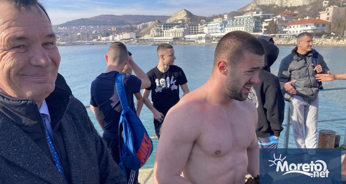 25 годишен мъж от Балчик пръв стигна до богоявленския кръст на