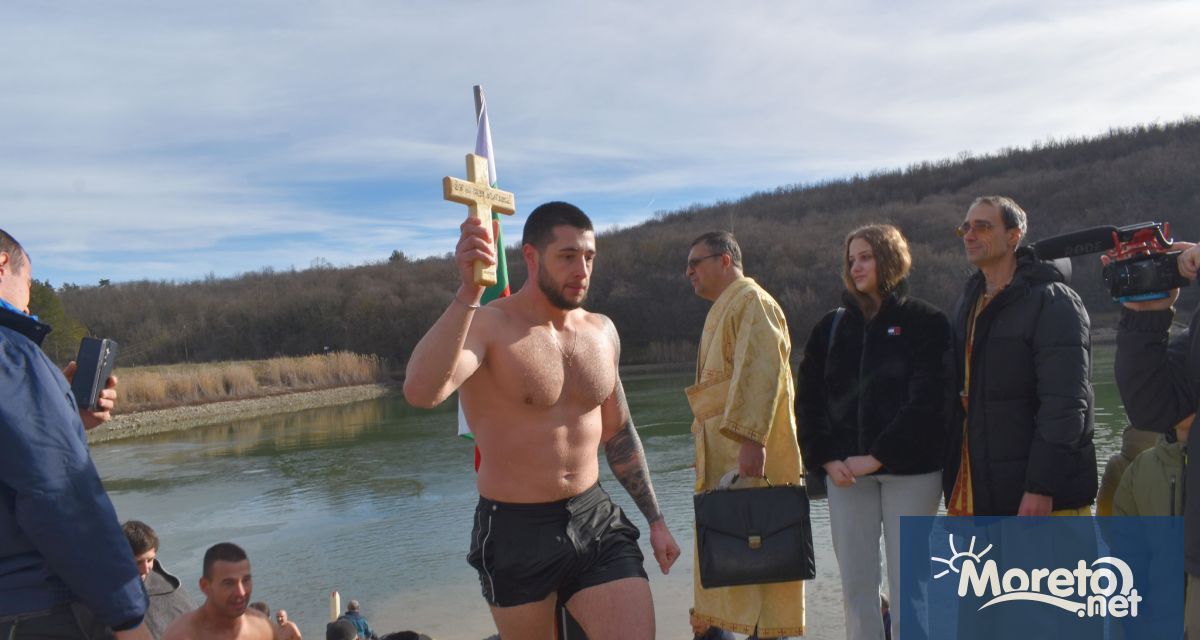 27 годишен мъж от Варна извади богоявленския кръст от водите на