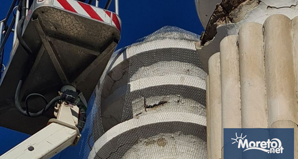 Най горната част и на осемте колони на входа на Морската