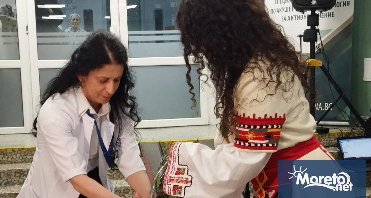 С ритуал миене не ръцете лекари и акушерки отбелязаха празника