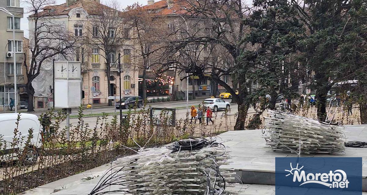 Коледната украса която радваше варненци от края на ноември м г