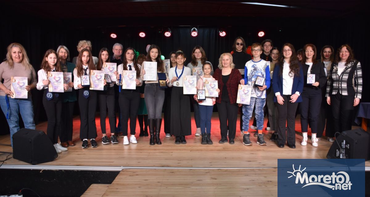 На тържествена церемония в Младежки дом Варна бяха връчени