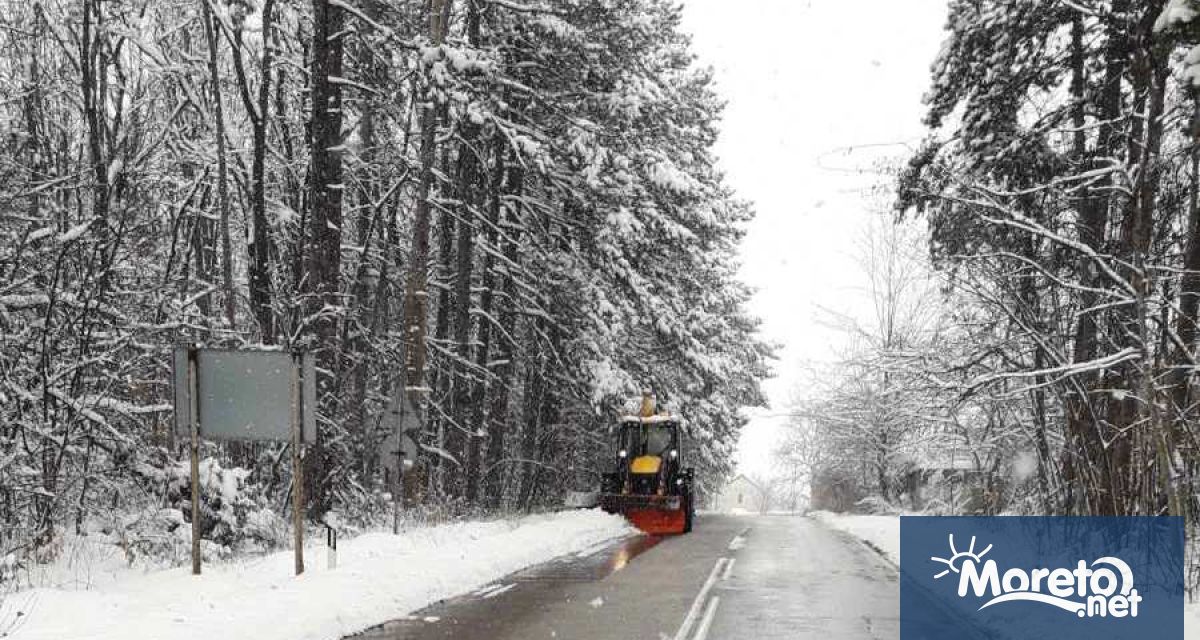 Пътищата от републиканската пътна мрежа се обработват против заледяване предвид