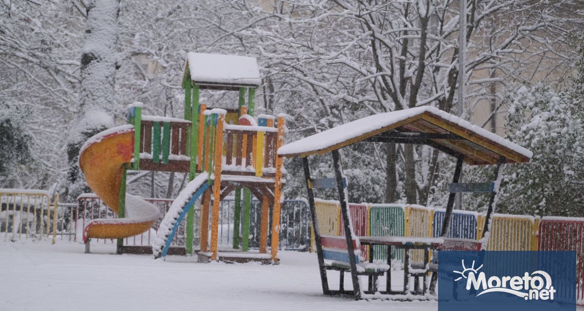 През нощта и утре синоптичната обстановка ще остане усложнена Снеговалежите