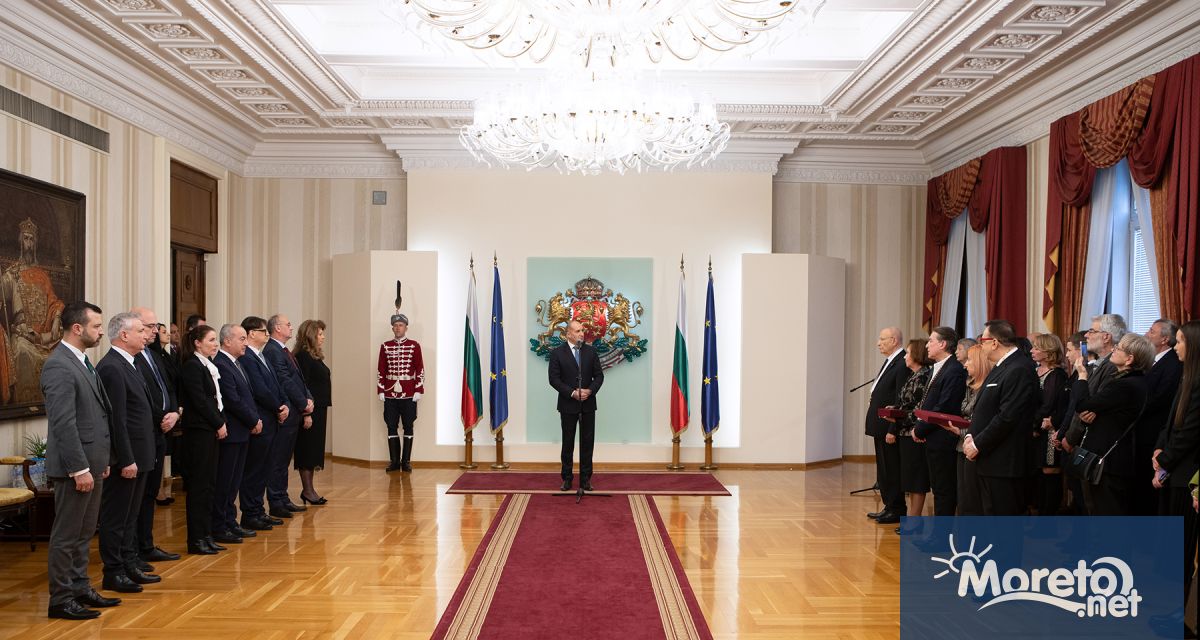 Президентът Румен Радев удостои с висши държавни отличия изтъкнати дейци