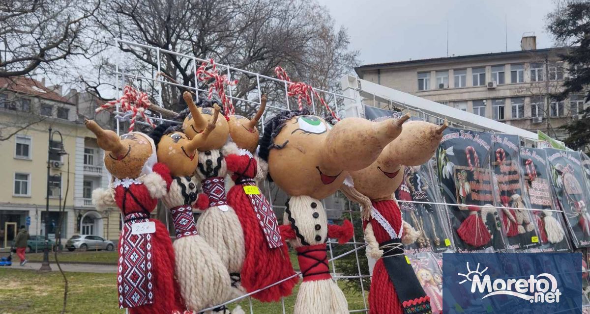 Ден преди 1 март оживлението около сергиите за мартеници във