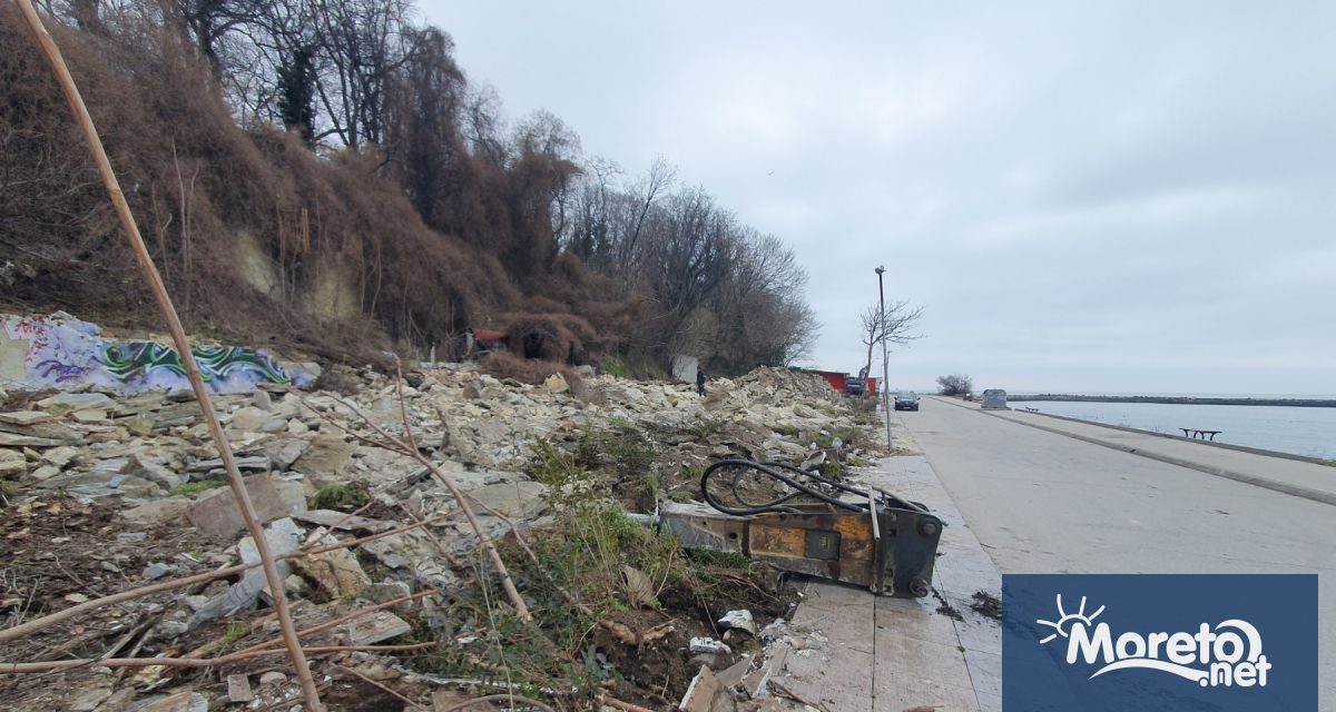 Продължава разчистването на строителните отпадъци от премахнатите обекти на крайбрежната