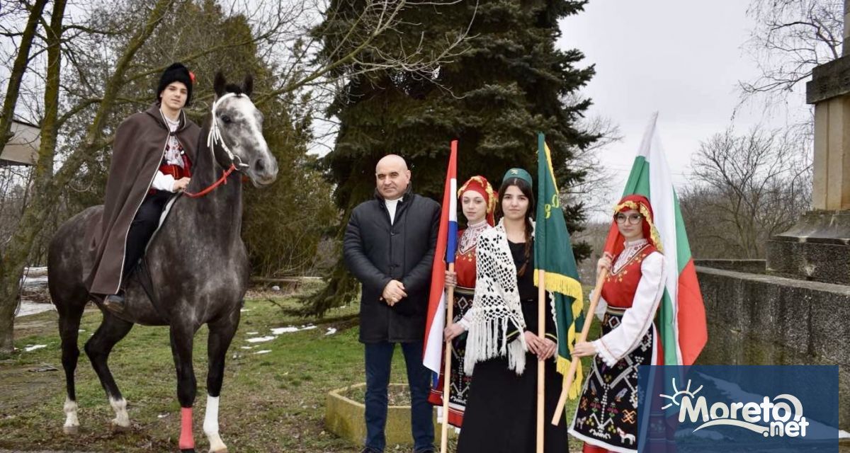 Райна Княгиня и опълченец на кон поведоха празничното шествие по