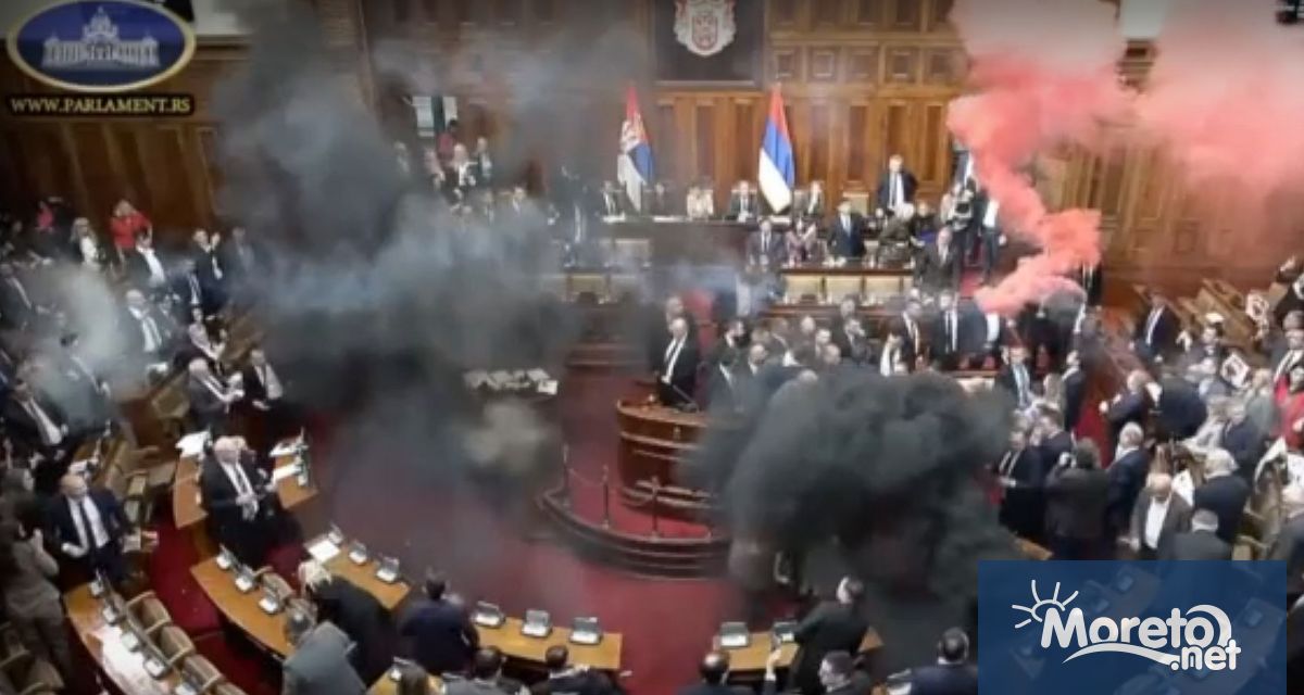 Сбиване и димни бомби белязаха началото на първото заседание от