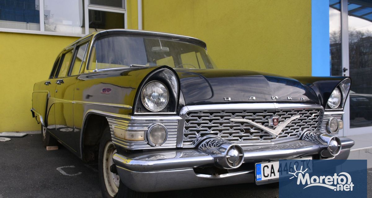 Лек автомобил ГАЗ 13 Чайка легендарният модел кола на бившия Източен