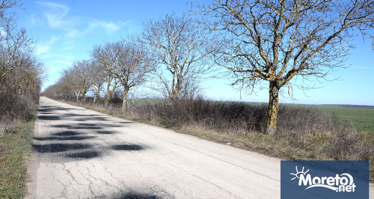 Започна рехабилитация на най компрометираните участъци от пътя за село Долище