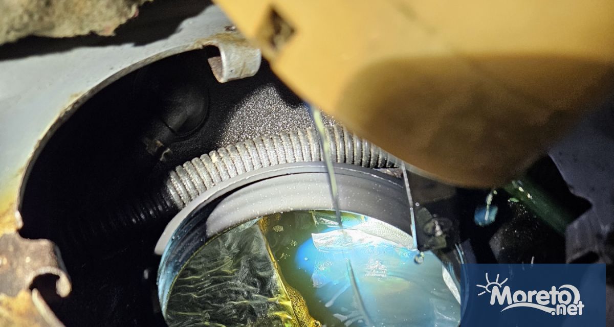 Над 12 кг марихуана в резервоара на лек автомобил са