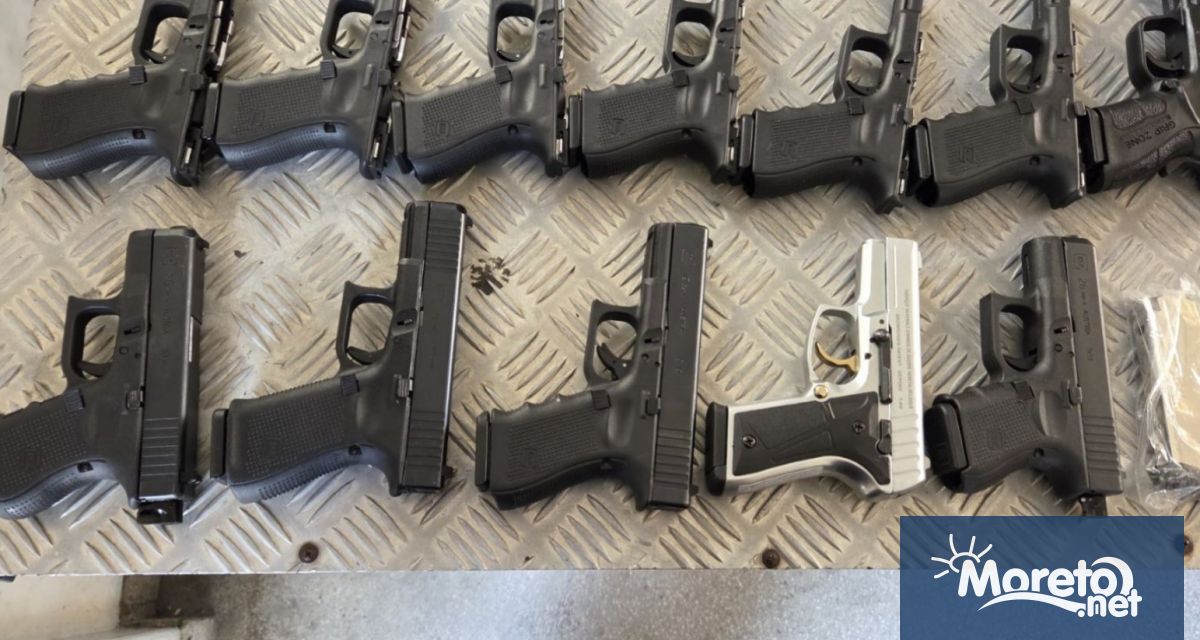 35 пистолета част от които неокомплектовани както и патрони и