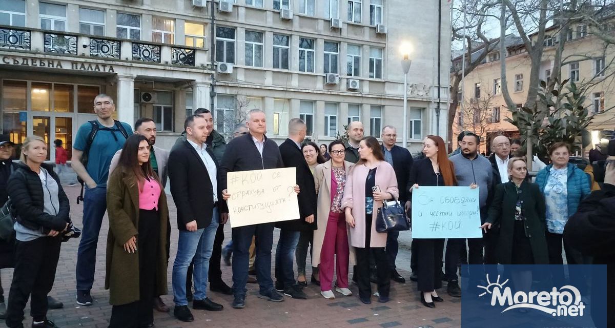 Десетки варненци се включиха във вчерашния протест на площад Независимост