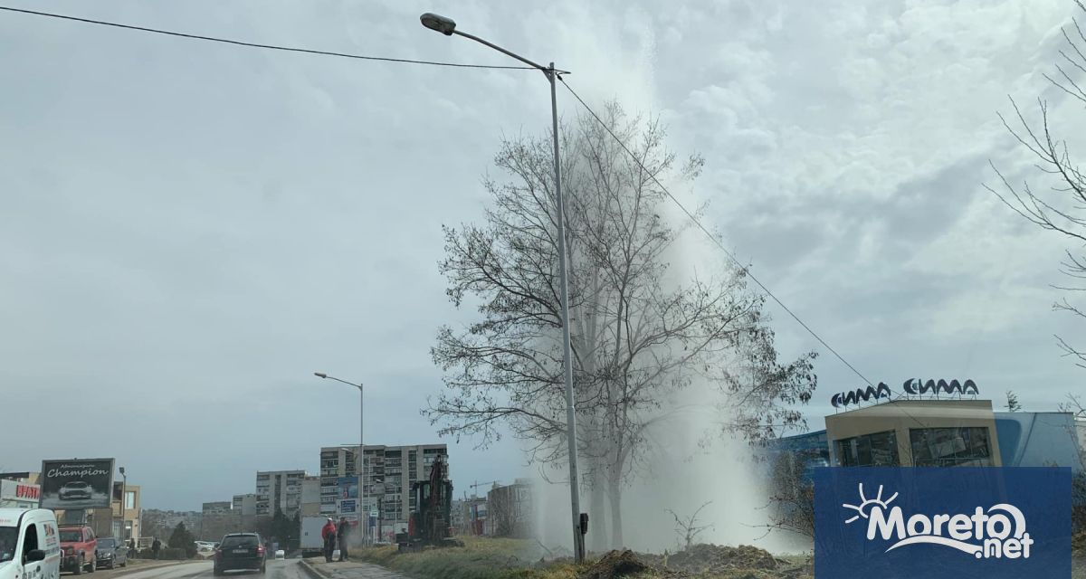 Гейзер бликна след спукване на ВиК тръба покрай бул Цар