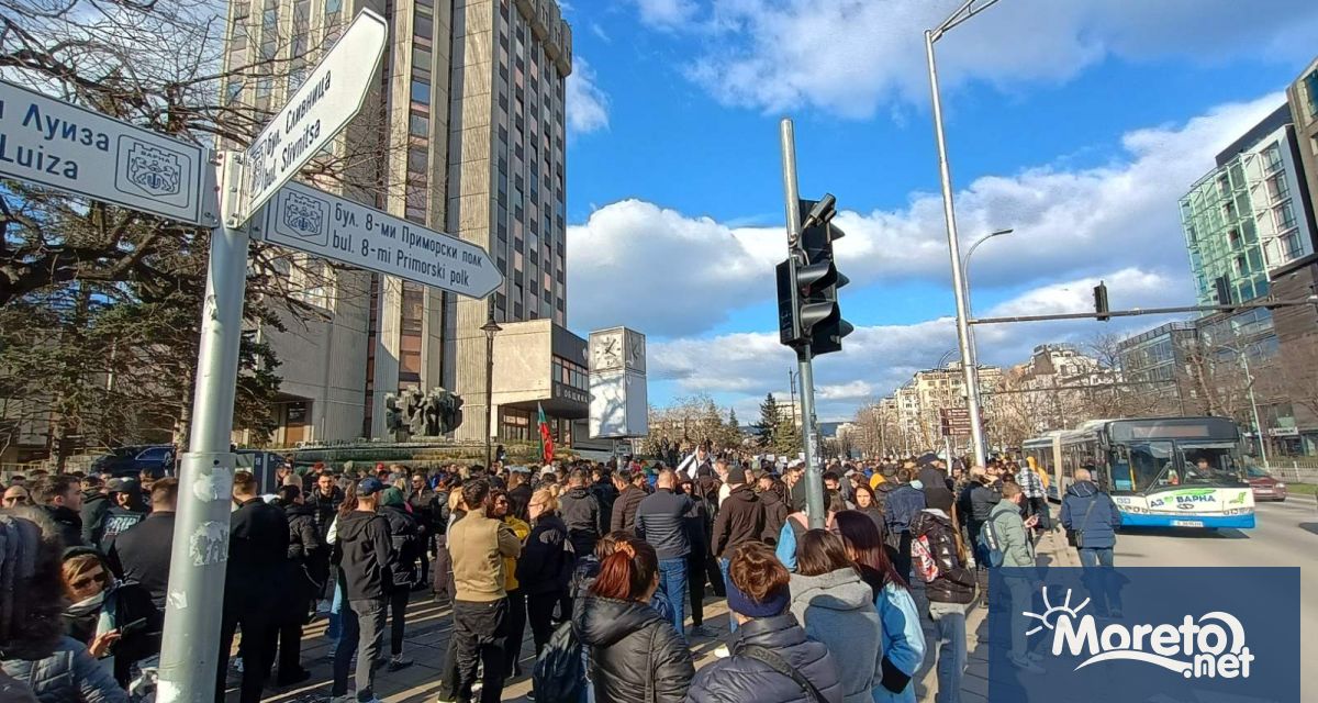 Над 500 собственици и служители в заведения за хранене излязоха