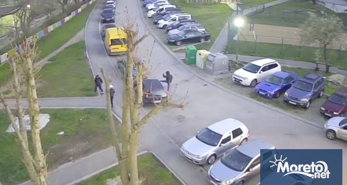 Група младежи бяха забелязани да чупят страничните огледала на паркирани