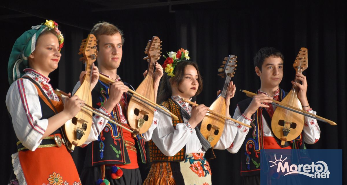 Над 350 млади фолклорни певци инструменталисти камерни вокални и инструментални