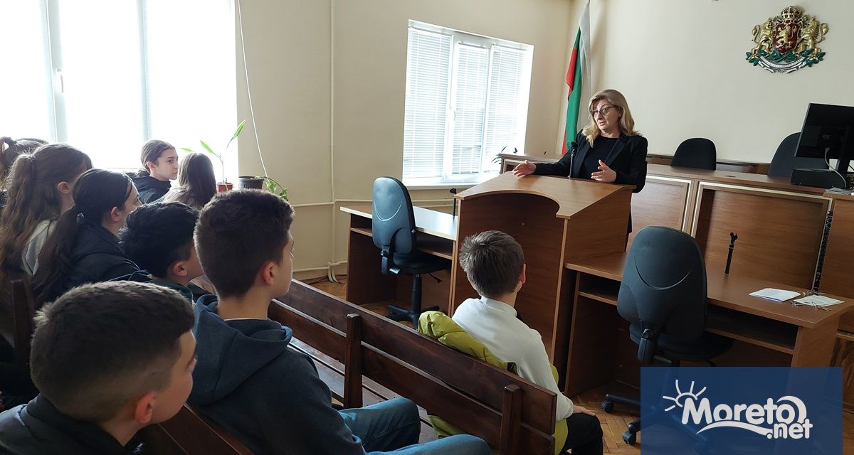 Седмокласници от варненското ОУ Йордан Йовков заедно с класния си