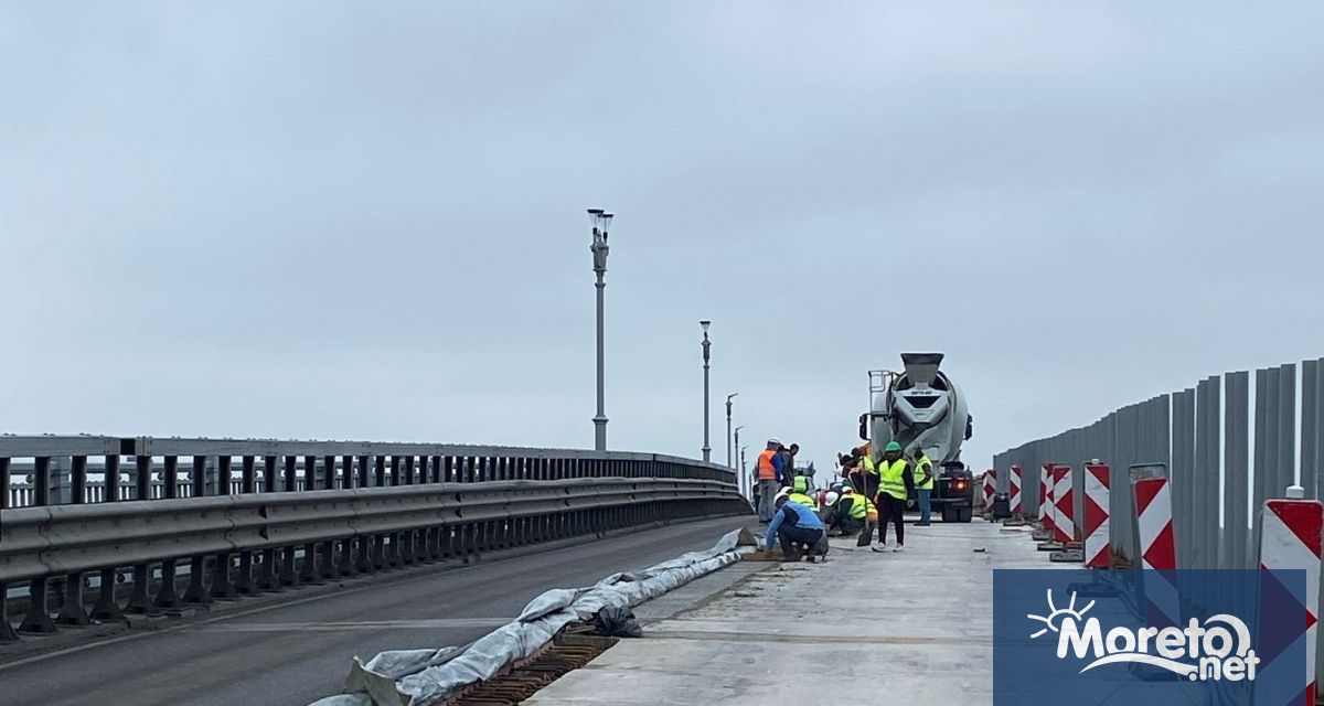 Започна полагането на бетона за свързване на зоните между новите