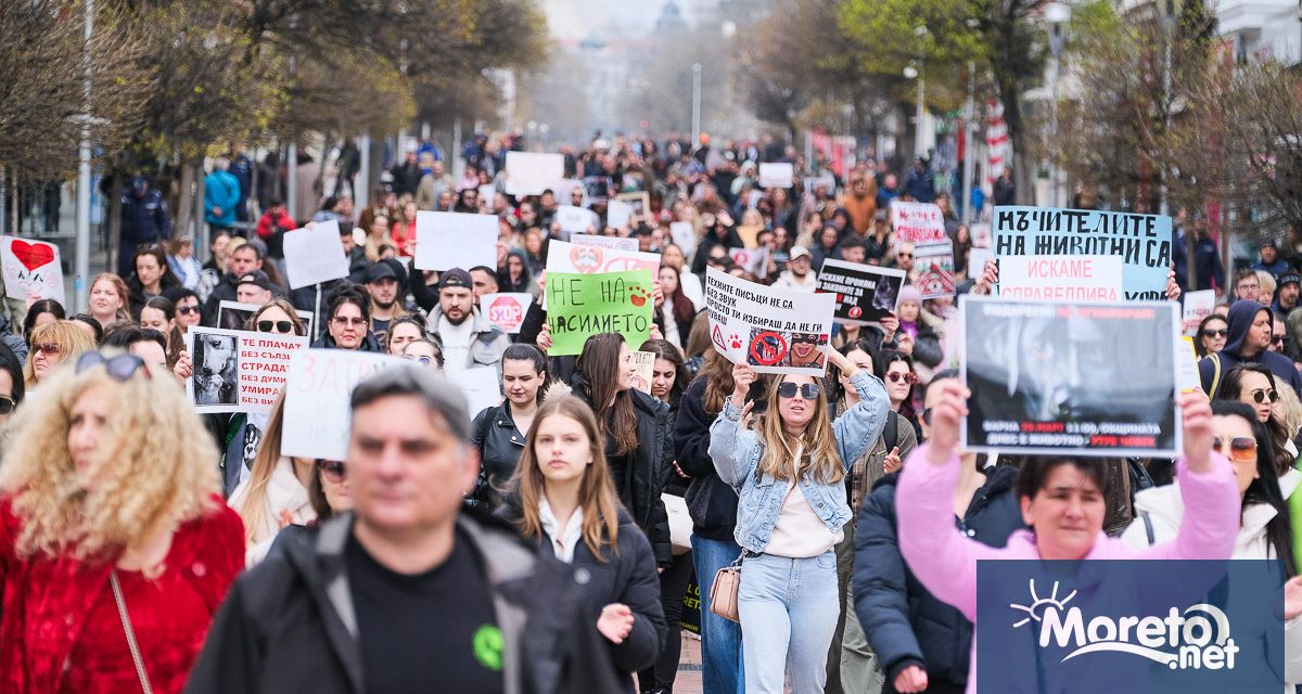Стотици варненци излязоха днес на протест срещу насилието и убийствата