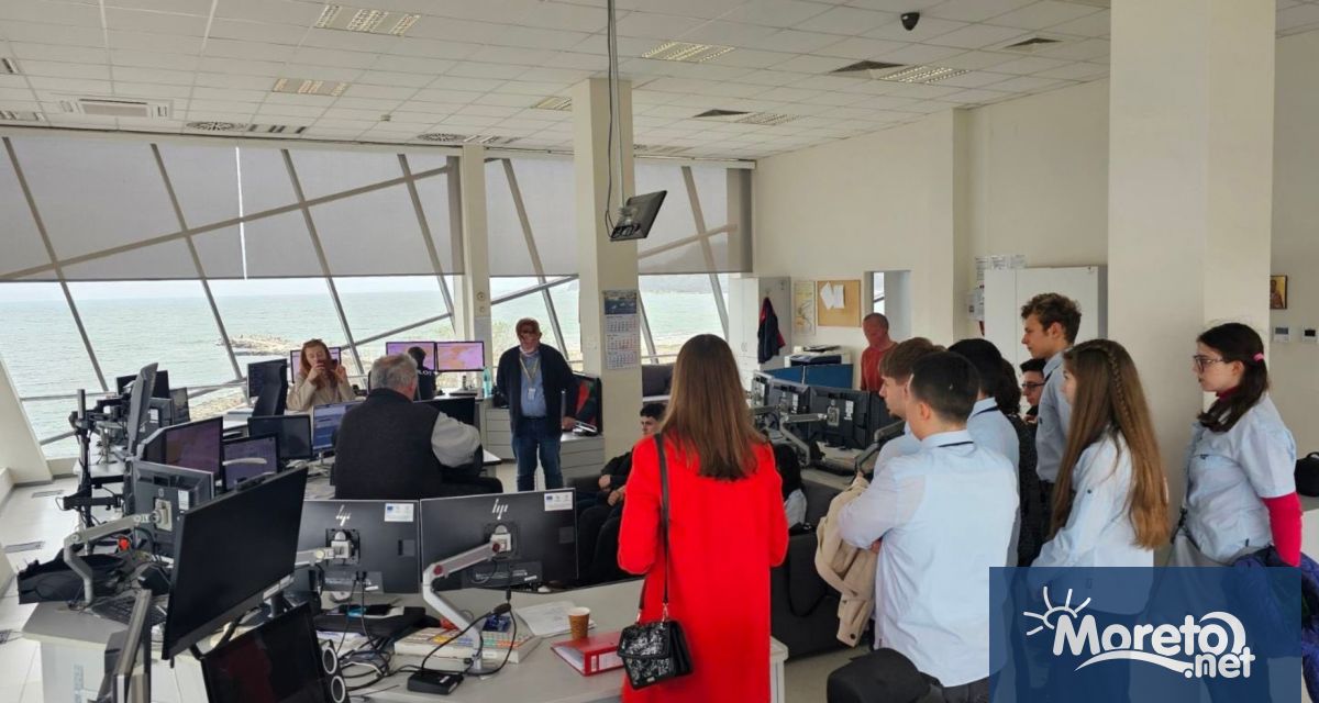 Ученици от Първа езикова гимназия посетиха бреговия център за наблюдение