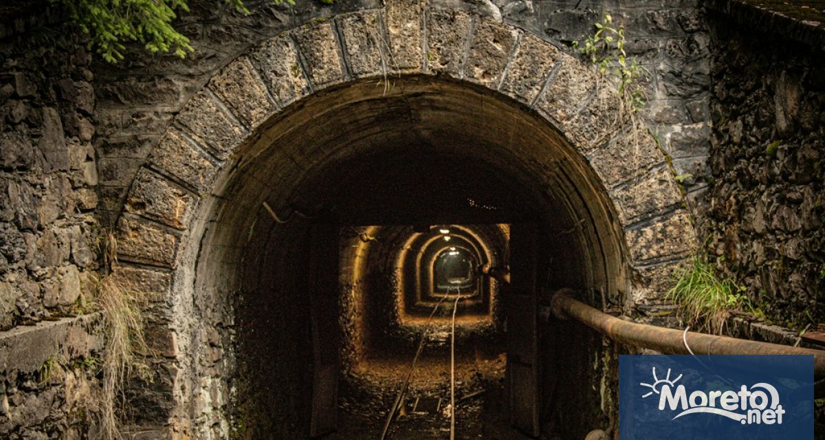 Най малко двама миньори загинаха а четирима са изчезнали при злополука