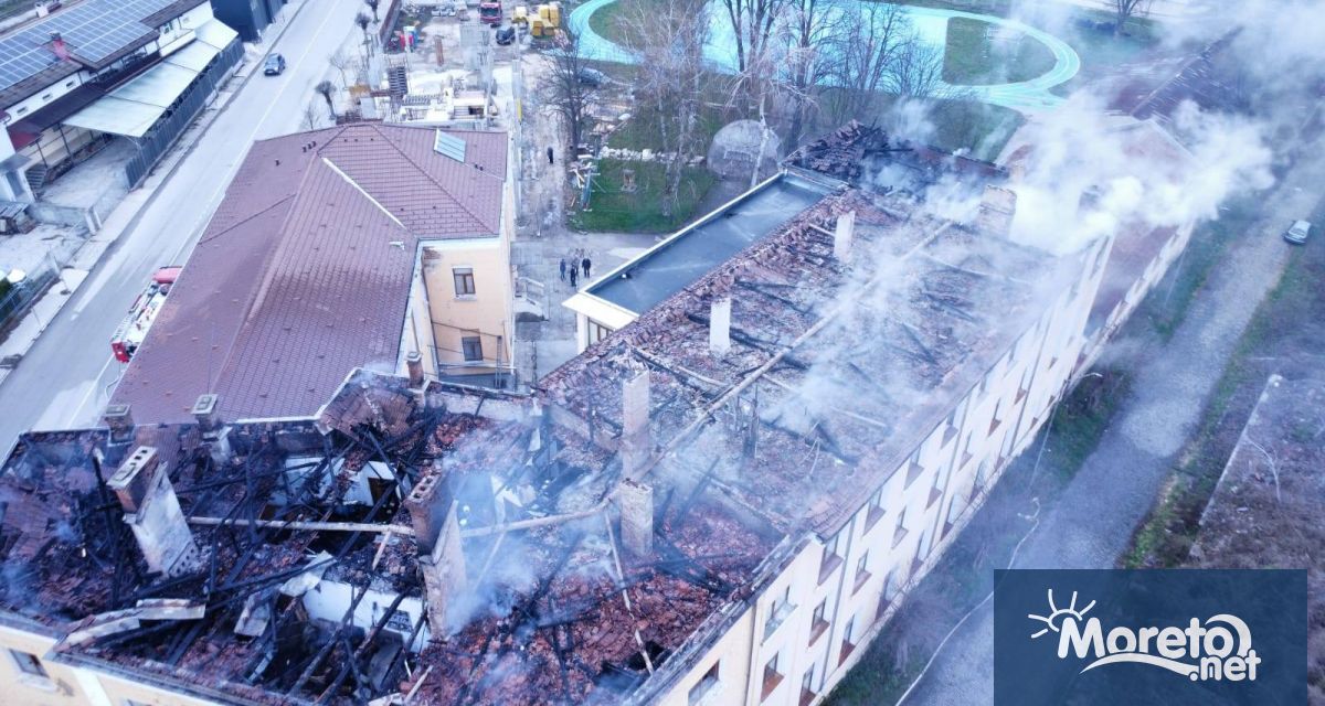 Изгоряла е цялата покривна конструкция като са засегнати и част