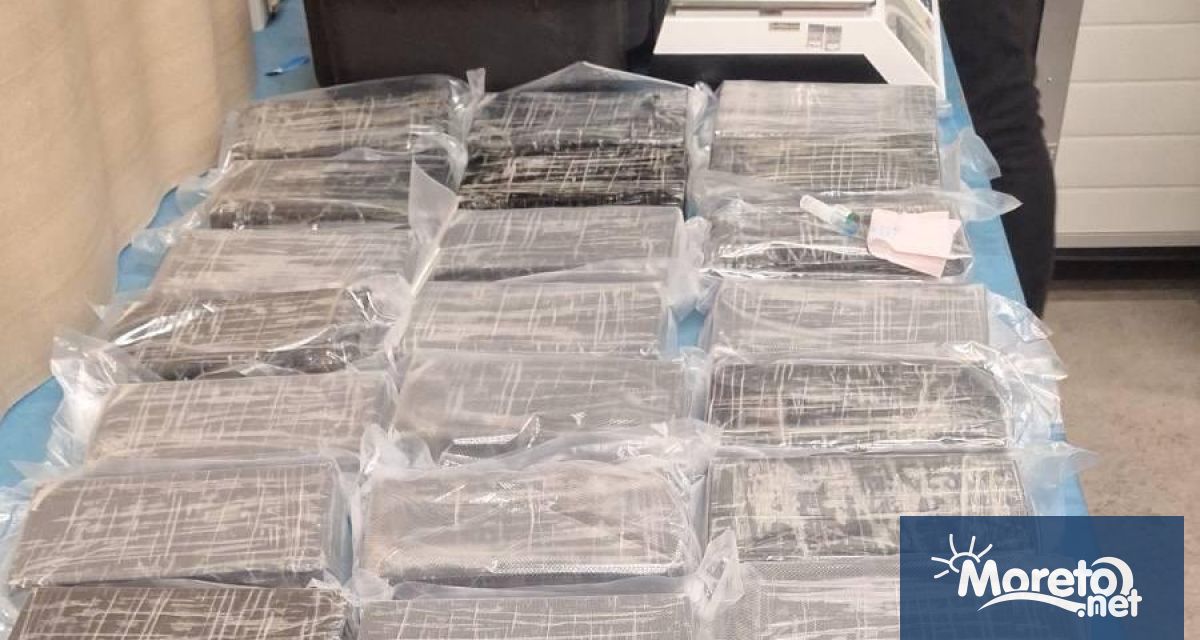 Общо 30 пакета съдържащи 30 килограма кокаин са открити при