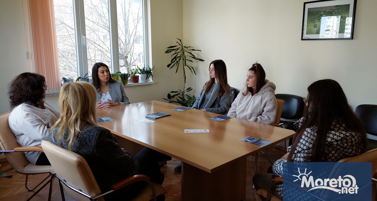 Група студенти по Съдебна администрация посетиха Варненския районен съд в