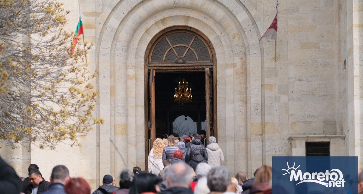 Още от ранни зори големи опашки се извиха пред храмовете