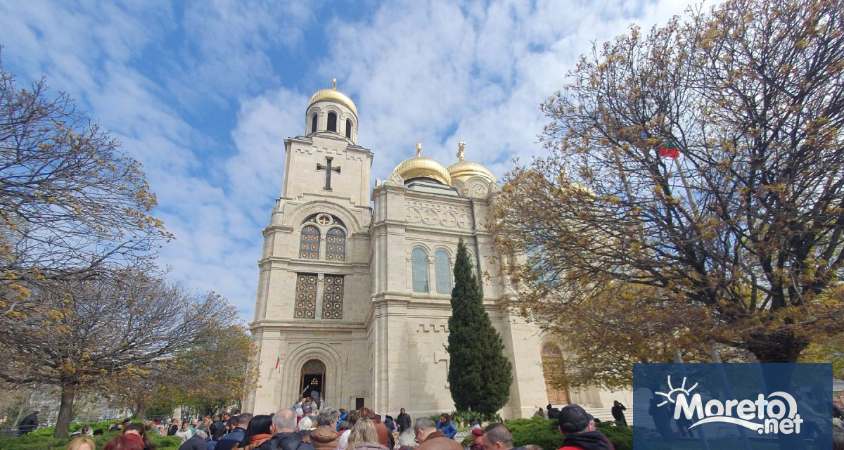 Още от ранни зори големи опашки се извиха пред храмовете