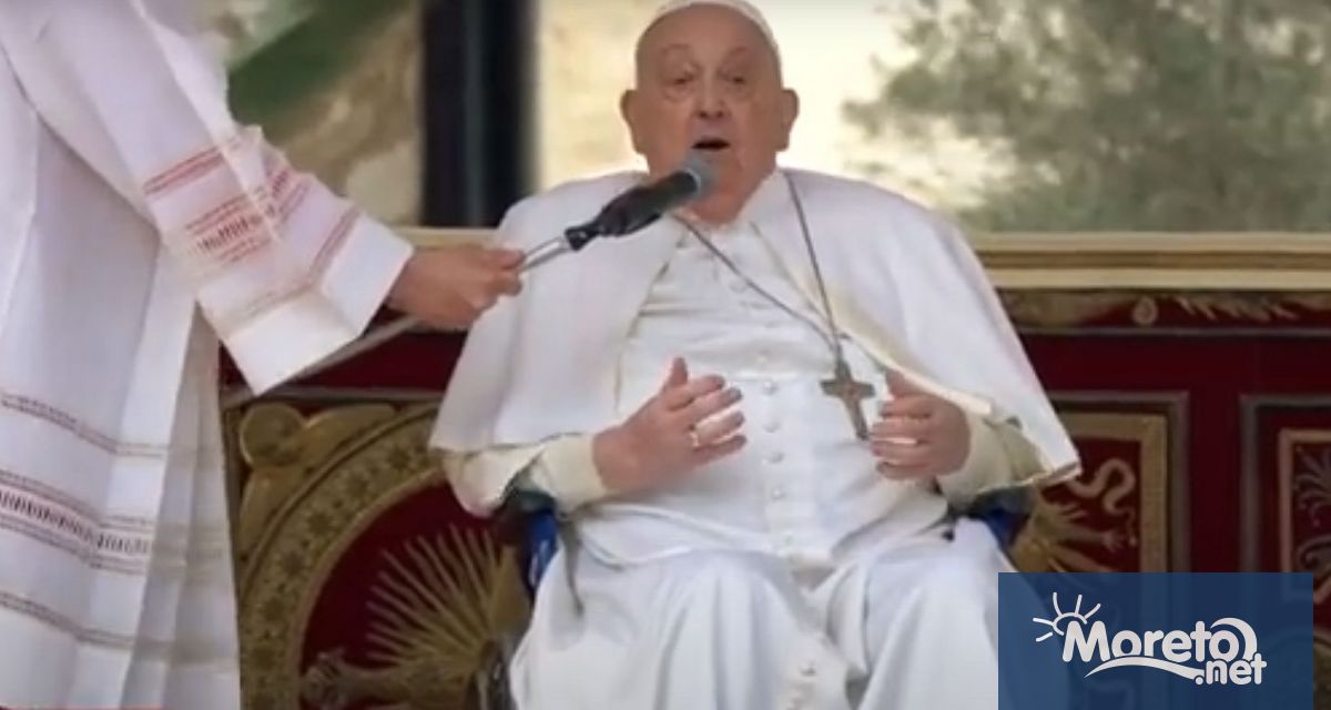 Изненадващо излизане на папа Франциск на площад Свети Петър в