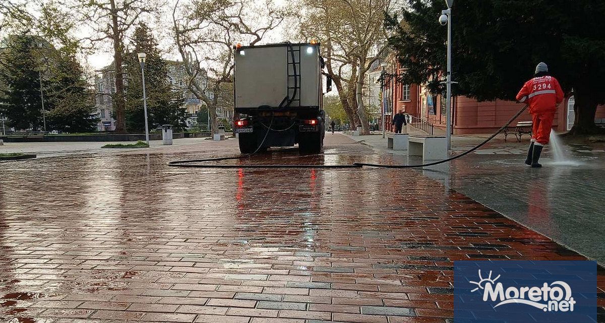 Пешеходната зона в централната част на Варна беше основно измита