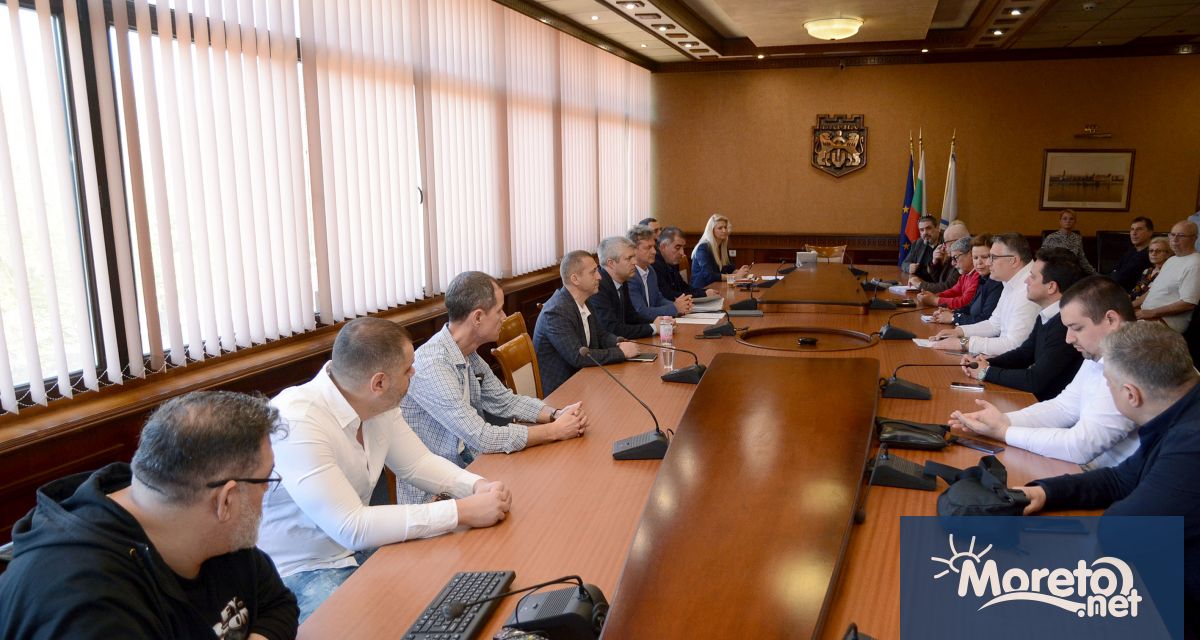 Кметът Благомир Коцев и заместник кметът по въпросите на архитектурата и