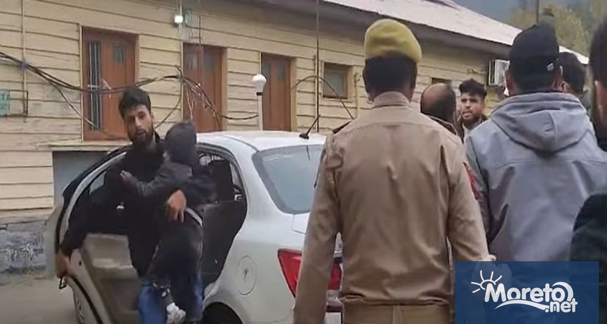 Най малко 26 души са загинали след като въоръжени мъже откриха