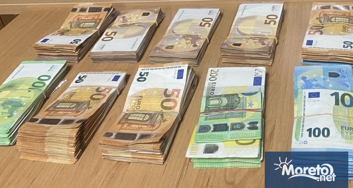 Недекларирана валута за близо 120 000 лева откриха митническите служители